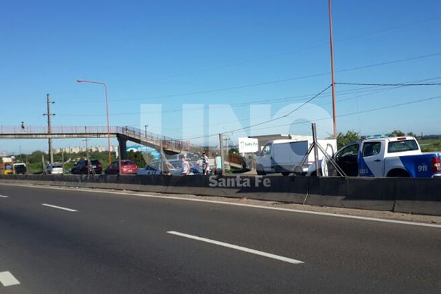 Un camión que transportaba arena chocó en la 168