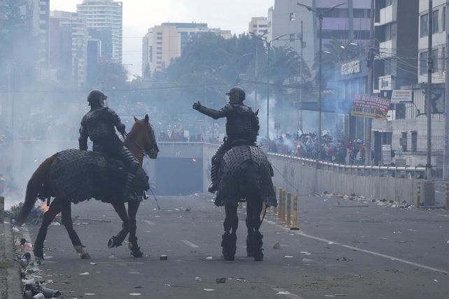 Policías detienen el avance de los manifestantes indígenas frente a la sede en la Casa de la Cultura de Quito.