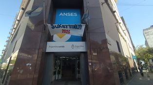 La oficina de Sarmiento y Rioja de la Anses donde apareció el pasacalle con la consigna Sukerman 2023.&nbsp;