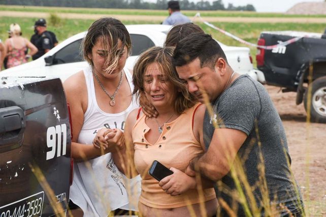 La madre de Brian Oviedo llora desconsoldamente tras enterrase de que el cuerpo hallado con varios disparos de arma de fuego sería el de su hijo.&nbsp;