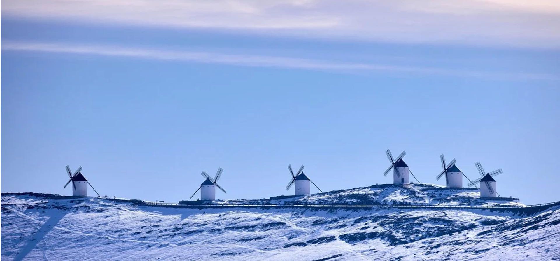 Vista de los molinos de viento de Consuegrae en Toledo, España, que permanecen cerrados al turismo dado que su acceso en coche es imposible a causa de la nieve, el 15 de enero de 2021. Foto: EFE