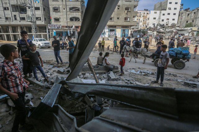 Territorios palestinos, Jabalia: palestinos inspeccionan un sitio destruido tras los ataques aéreos israelíes, en medio de la escalada de violencia israelí-palestina.