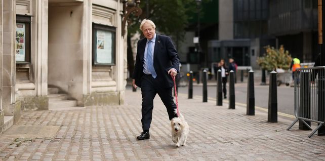 El primer ministro Boris Johnson llega a un colegio electoral para emitir su voto en las elecciones locales, Londres, Inglaterra. Fotografía: Dan Kitwood/Getty Images