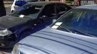 Polémica: autos multados por estar estacionados en la vereda