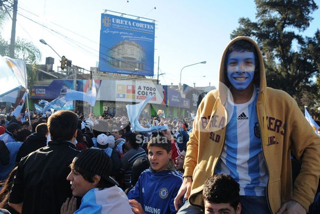 Los santafesinos deliraron a puro festejo con el triunfo agónico de Argentina frente a Suiza