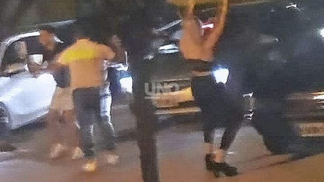 Los vecinos de barrio Sargento Cabral aseguran que el baile y las peleas se derraman alrededor del Club Villa Dora.