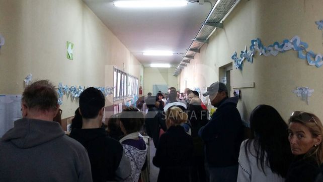 Demoras de hasta una hora para votar en algunas escuelas de Santa Fe