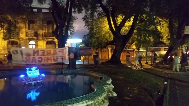 Los manifestantes pasaron frente a la Casa de la UNER.&nbsp;