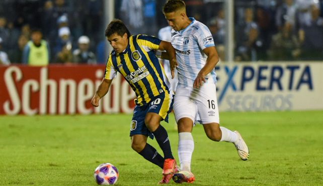 Ignacio Malcorra encara hacia el arco tucumano y es derribado por el defensor. En esa jugada se golpeó la cadera.