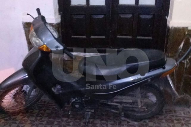 Moto secuestrada por la Policía a menores que asaltaron la peluquería de avenida Aristóbulo del Valle y Pavón en Santa Fe.