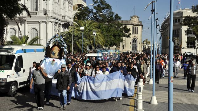 Los fieles. Partirán a las 14 desde la Catedral de Paraná.