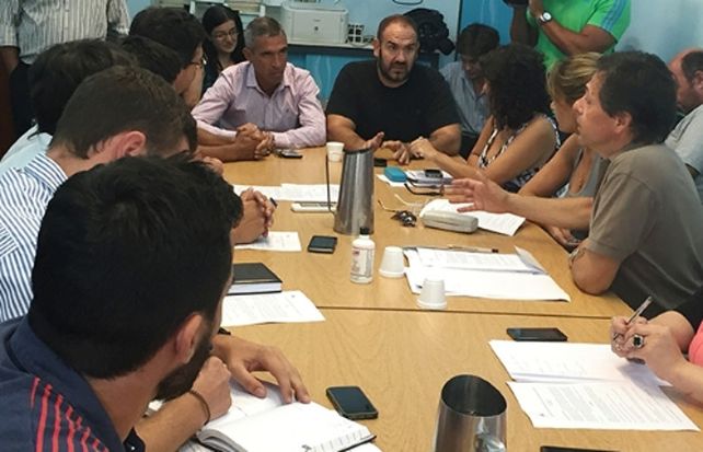 Los ciclistas en la reunión con los concejales. Demandaron el cumplimiento del decreto de septiembre de 2014.