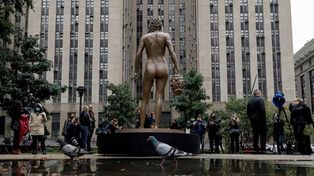 La Medusa del #MeToo vigila el tribunal donde fue juzgado Weinstein