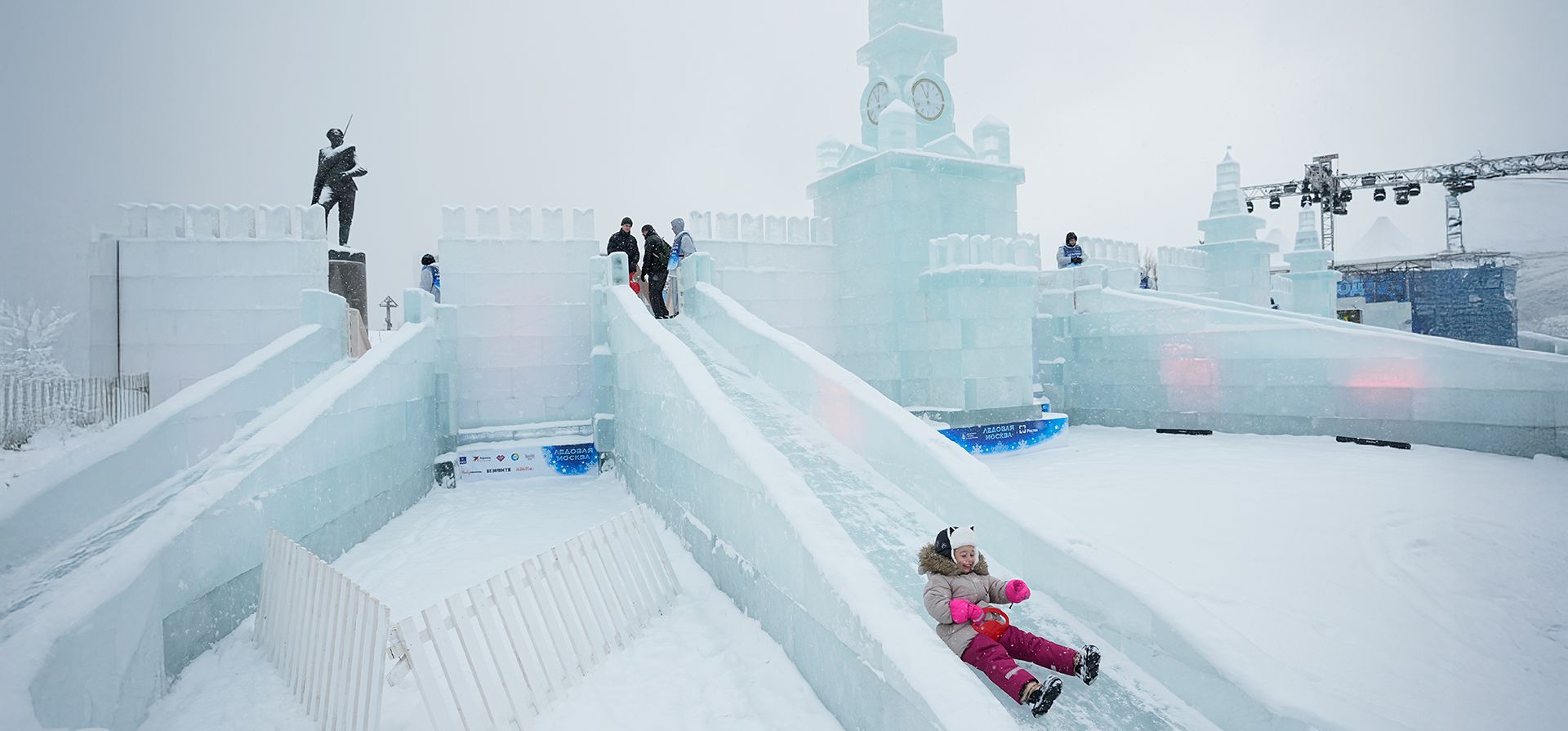 Una niña se desliza por un tobogán de hielo con la forma del Kremlin para el festival Moscú Helado en el parque de la Victoria, Moscú, Rusia, el martes 30 de diciembre de 2025, mientras se ve al fondo el monumento a los Héroes de la Primera Guerra Mundial. (Foto AP/Pavel Bednyakov) Una niña se desliza por un tobogán de hielo con la forma del Kremlin para el festival Moscú Helado en el parque de la Victoria, Moscú, Rusia, el martes 30 de diciembre de 2025, mientras se ve al fondo el monumento a los Héroes de la Primera Guerra Mundial. (Foto AP/Pavel Bednyakov)