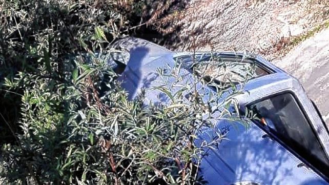 Vuelco: quiso esquivar un auto y terminó en el desagüe