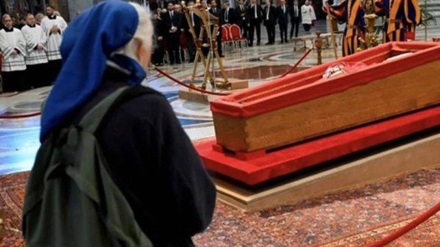 La monja que rompió el protocolo y lloró al papa Francisco tiene una historia cercana a la Argentina