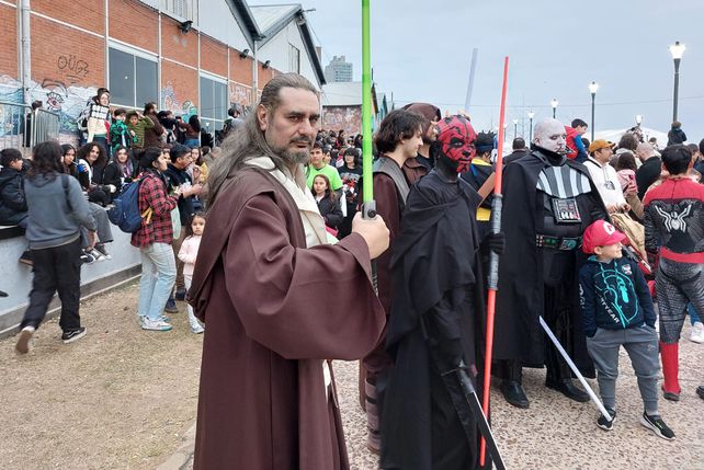 Junto a otros personajes de Star Wars, Víctor paseó con el disfraz de Qui-Gon Jinn.