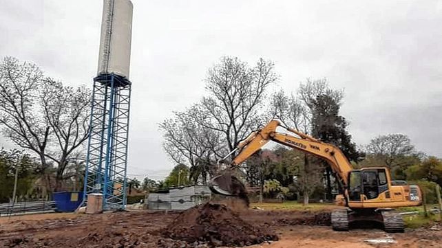 La cisterna colocada por la empresa constructora en Sauce Viejo.
