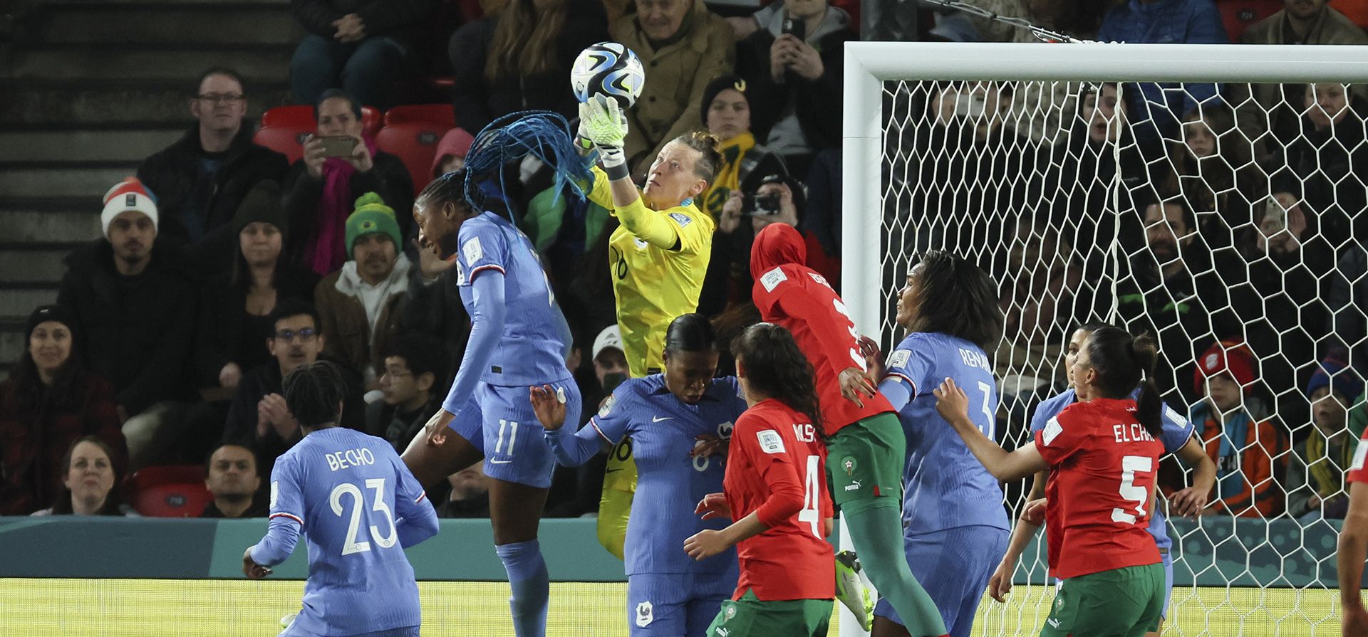 La portera francesa Pauline Peyraud-Magnin ataja el balón durante el partido de fútbol de octavos de final de la Copa Mundial Femenina entre Francia y Marruecos en Adelaida, Australia, el martes 8 de agosto de 2023. (Foto AP/James Elsby) La portera francesa Pauline Peyraud-Magnin ataja el balón durante el partido de fútbol de octavos de final de la Copa Mundial Femenina entre Francia y Marruecos en Adelaida, Australia, el martes 8 de agosto de 2023. (Foto AP/James Elsby)