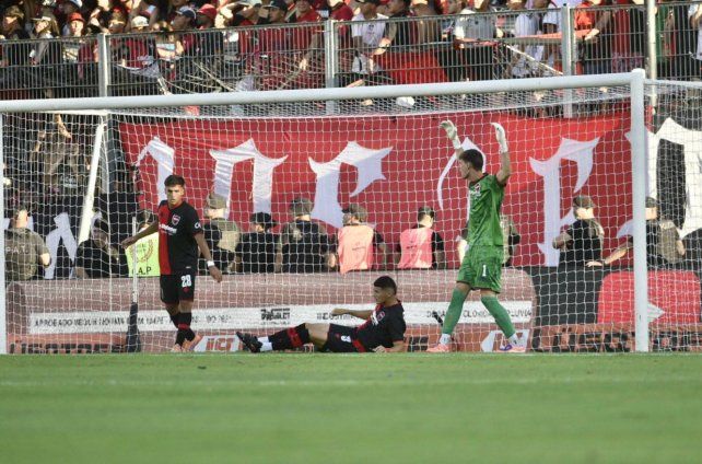 Los futbolistas de Newell's no encuentran consuelo tras el segundo tanto canalla, que fue obra de Copetti.