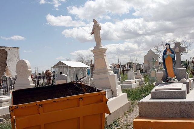 Fue a visitar la tumba de su padre y falleció sobre ella