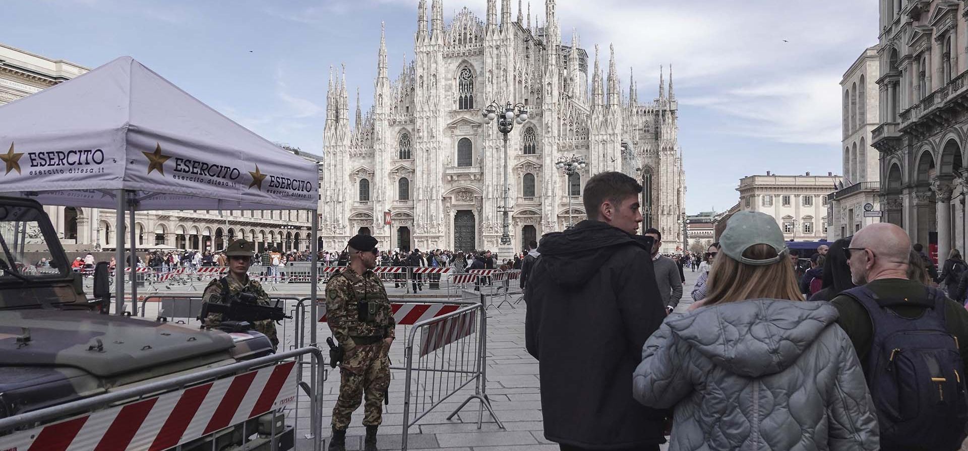 Soldados patrullan frente a la catedral gótica de Milán en Milán, el lunes 25 de marzo de 2024. Italia siguió a Francia el lunes al intensificar su postura de seguridad tras el ataque a una sala de conciertos en los suburbios de Moscú y la reivindicación de responsabilidad por parte de un afiliado del grupo Estado Islámico. (Foto AP/Luca Bruno) Soldados patrullan frente a la catedral gótica de Milán en Milán, el lunes 25 de marzo de 2024. Italia siguió a Francia el lunes al intensificar su postura de seguridad tras el ataque a una sala de conciertos en los suburbios de Moscú y la reivindicación de responsabilidad por parte de un afiliado del grupo Estado Islámico. (Foto AP/Luca Bruno)