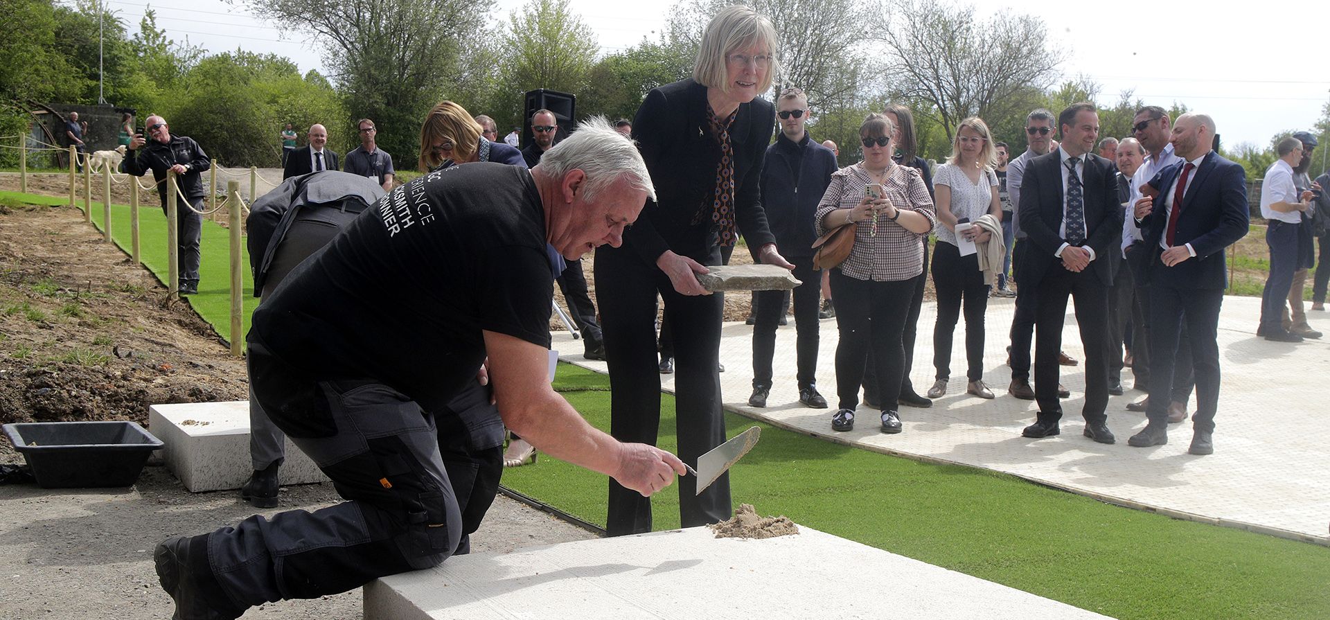 Un participante se prepara para colocar una piedra durante una ceremonia de colocación de cimientos en el Cementerio Británico de Loos en Loos-en-Gohelle, Francia, el jueves 4 de mayo de 2023. La Comisión de Tumbas de Guerra de la Commonwealth está ampliando el Cementerio Británico de Loos para proporcionar espacio de entierro para hasta 1200 víctimas de la Primera Guerra Mundial. (Foto AP/Michel Spingler)