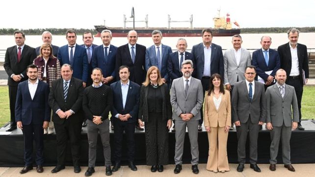 La foto de familia de los intendentes que realizaron la cumbre en Rosario. Del encuentro participó como invitado el ministro Guillermo Francos.