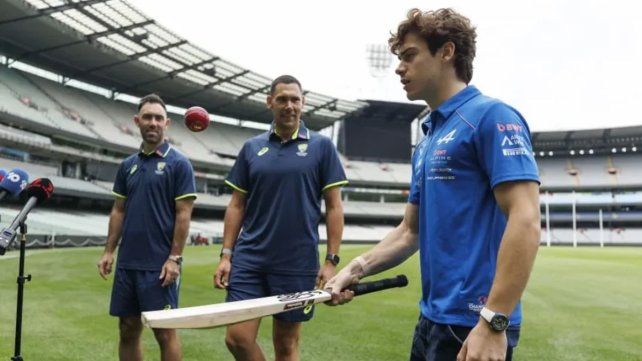 Franco Colapinto jugando al cricket en el Melbourne Cricket Ground junto a Glenn Maxwell y Scott Boland.