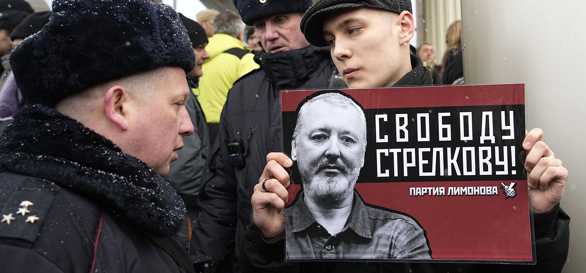 Un partidario de Igor Girkin, también conocido como Igor Strelkov, ex jefe militar de los separatistas respaldados por Rusia en el este de Ucrania, sostiene una pancarta que dice "¡Libertad para Strelkov! El partido de Limonov", frente al Tribunal Municipal de Moscú, Rusia, el jueves 25 de enero de 2024. (Foto AP/Alexander Zemlianichenko) Un partidario de Igor Girkin, también conocido como Igor Strelkov, ex jefe militar de los separatistas respaldados por Rusia en el este de Ucrania, sostiene una pancarta que dice "¡Libertad para Strelkov! El partido de Limonov", frente al Tribunal Municipal de Moscú, Rusia, el jueves 25 de enero de 2024. (Foto AP/Alexander Zemlianichenko)