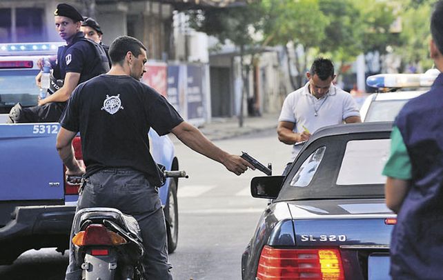 La ejecución. Un policía actúa el instante en que el sicario dispara contra Paz