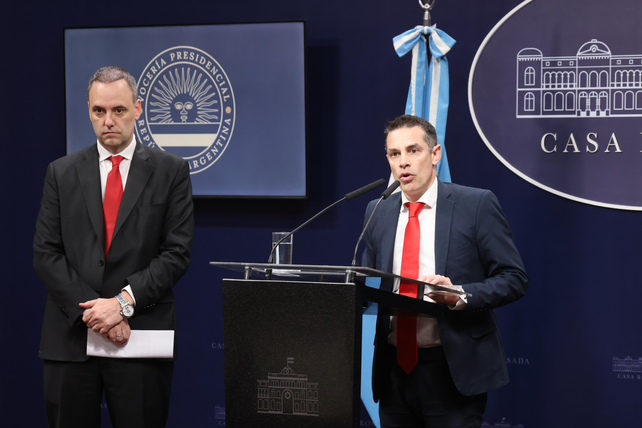 El vocero Manuel Adorni y el secretario de Justicia