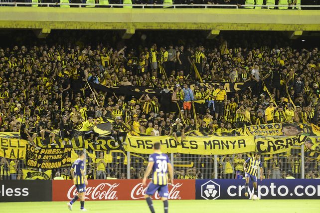 Los hinchas de Peñarol, en el Gigante, cuando el carbonero enfrentó a Central en la primera fecha de la Copa.