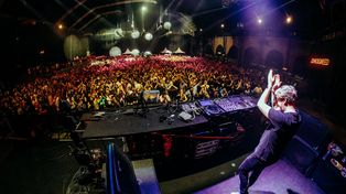 John Digweed en acción, sobre el escenario de Metropolitano. Debajo, los asistentes deliran.