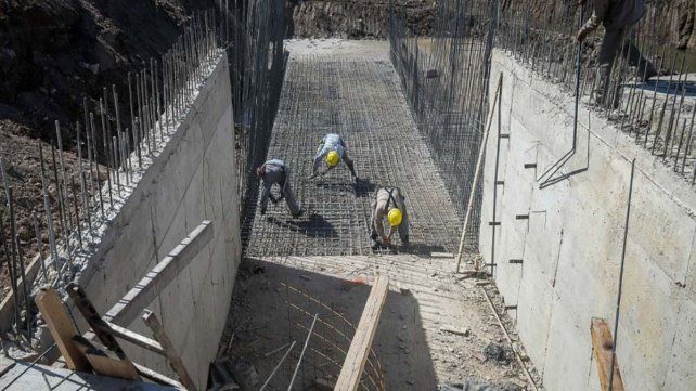 Se trabaja interviniendo la alcantarilla de calle Ambrosetti para aumentar la capacidad de conducción del cauce del arroyo Las Viejas
