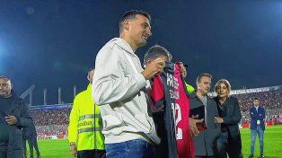 Newells homenajeó a Lionel Scaloni.