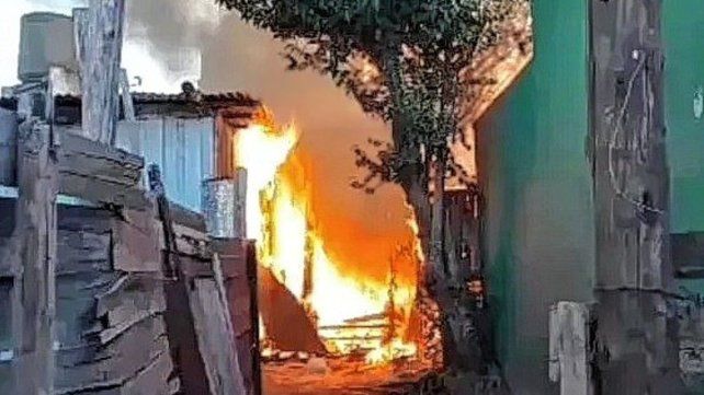 Las casillas de madera fueron rápidamente consumidas por el fuego en Concepción del Uruguay.