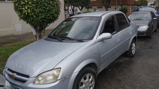 El Chevrolet Corsa gris tenía una radio conectada con el despacho de una remisería.&nbsp;