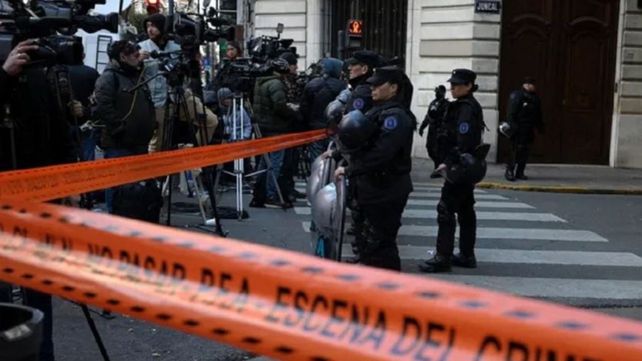 El celular y el arma se secuestraron en el lugar del atentado que se encintó por seguridad.