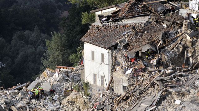 Ascienden a 120 los muertos por el devastador terremoto en el centro de Italia