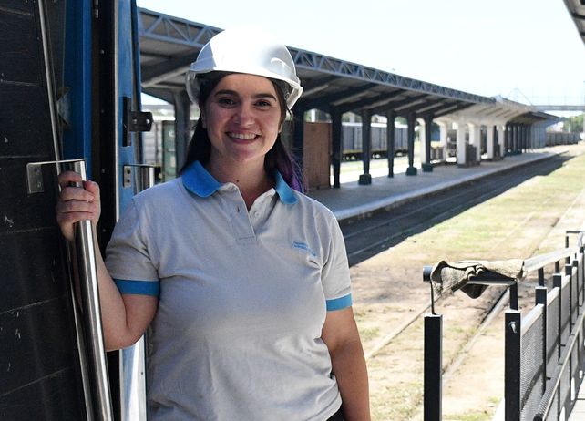 Empleada ferroviaria. Una de las trabajadoras de la línea Roca del tren.