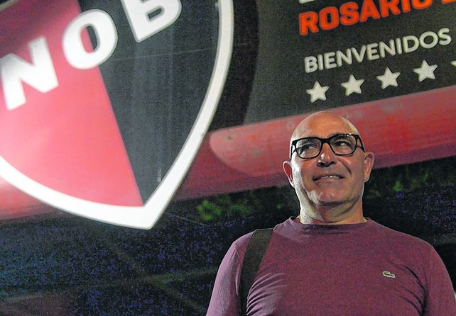 Llop no tuvo problemas en posar junto al escudo que lo identifica.