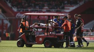 Agustín Módica se retira de la cancha en carrito médico y llorando.