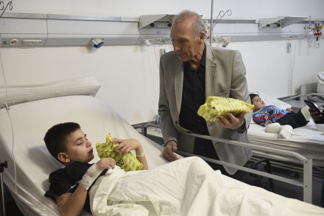 Miguel Russo visitó y regaló juguetes a los chicos de las diversas salas de internación del Víctor J. Vilela.