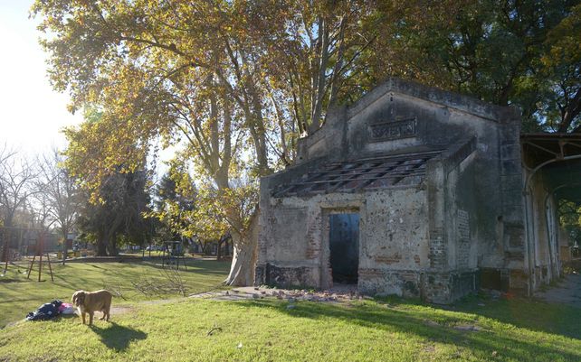 La entrada de la vieja Estación Sorrento a la sombra de un inmenso y añejo plátano