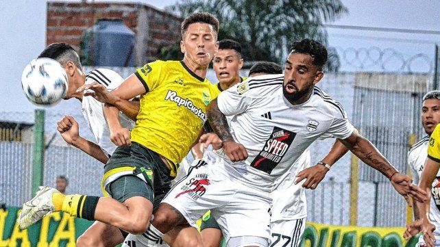 Defensa y Riestra igualaron en Varela