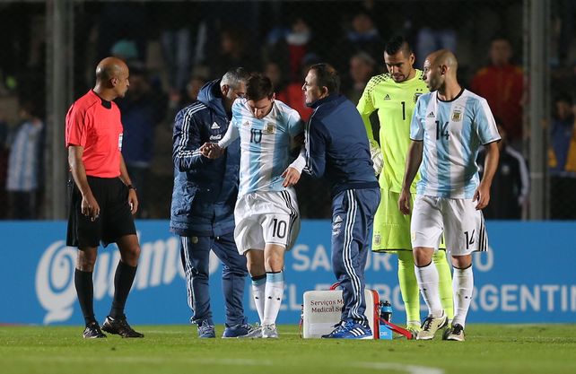 Qué dolor. El gesto de Messi lo dice todo. El crack rosarino no es de simular lesiones y por eso preocupó mucho el golpe que recibió.