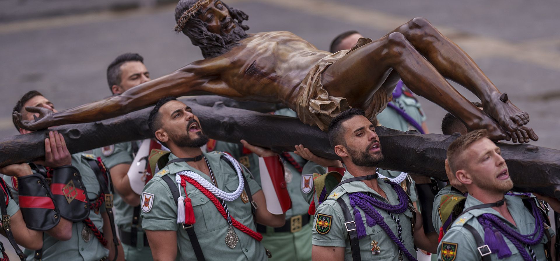 Miembros de la Legión Española, unidad de élite del ejército español, sostienen el Cristo de la Buena Muerte, durante una ceremonia antes de la procesión en Málaga, sur de España, sur de España, el jueves marzo. 28 de enero de 2024. (Foto AP/Manu Fernández) Miembros de la Legión Española, unidad de élite del ejército español, sostienen el Cristo de la Buena Muerte, durante una ceremonia antes de la procesión en Málaga, sur de España, sur de España, el jueves marzo. 28 de enero de 2024. (Foto AP/Manu Fernández)