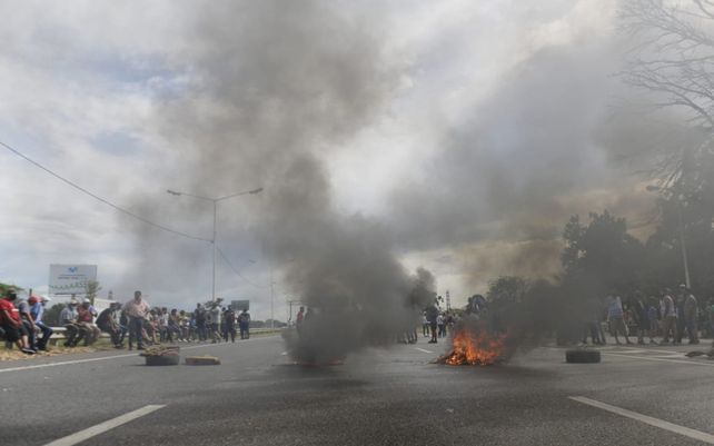 Cortan el puente Rosario-Victoria en protesta por la veda a la pesca impuesta en la provincia