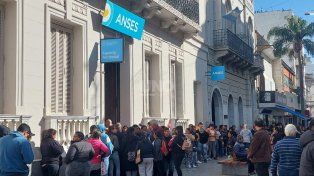 Larga fila en la dependencia de Ansés para la inscripción a ayudas sociales&nbsp;